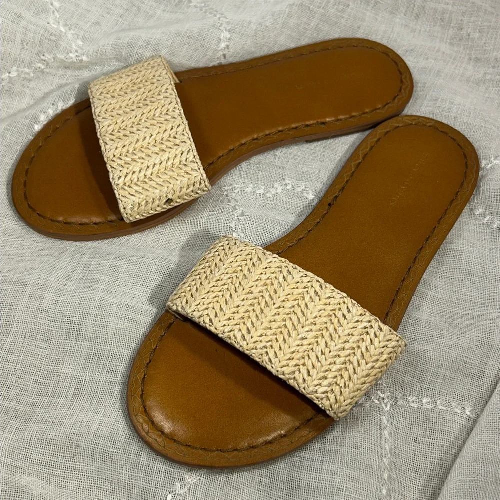 NWOT Vineyard Vines slide in flat leather sandals